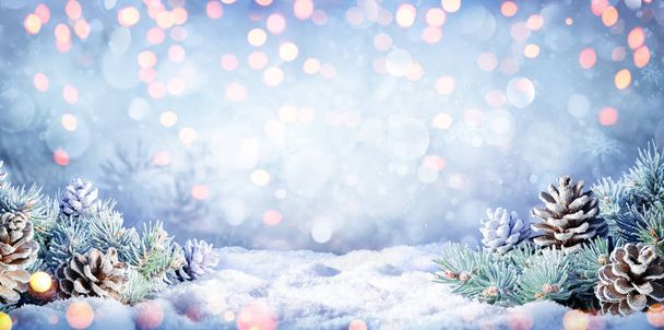 Fondo de invierno con ramas de abeto en la nieve y las luces
 - Foto, imagen