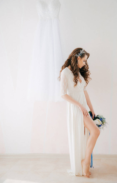 Mooie jonge bruid in witte bruiloft jurk poseren   - Foto, afbeelding