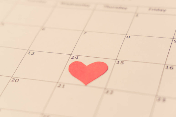 Saint valentine. 2019 february out of focus calendar and focus red heart on the 14th, blur romantic light in getting ready for Valentines day date, Love celebration, dreams and romantic concept. - Foto, afbeelding