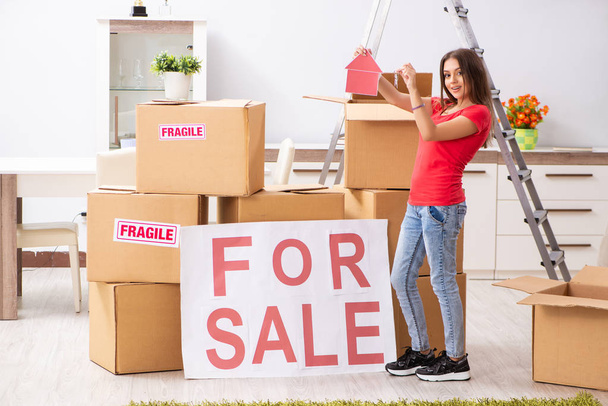 Jeune belle femme vendant appartement
  - Photo, image