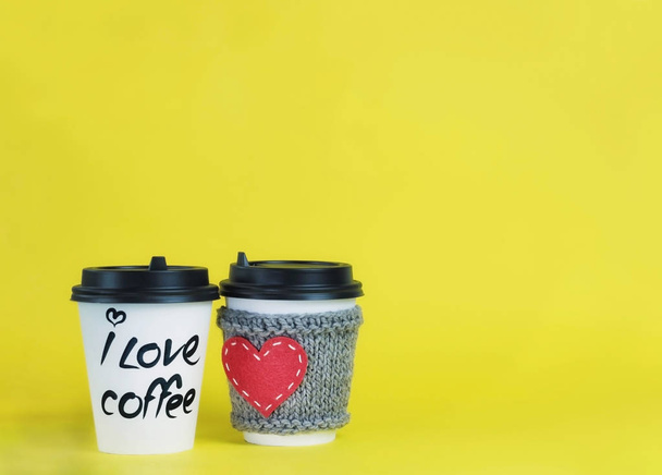 Kaffeezeit. zwei Kaffeetassen aus Papier auf gelbem Hintergrund. - Foto, Bild