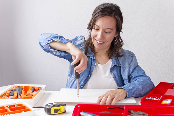 Una mujer haciendo bricolaje trabaja en casa
 - Foto, Imagen