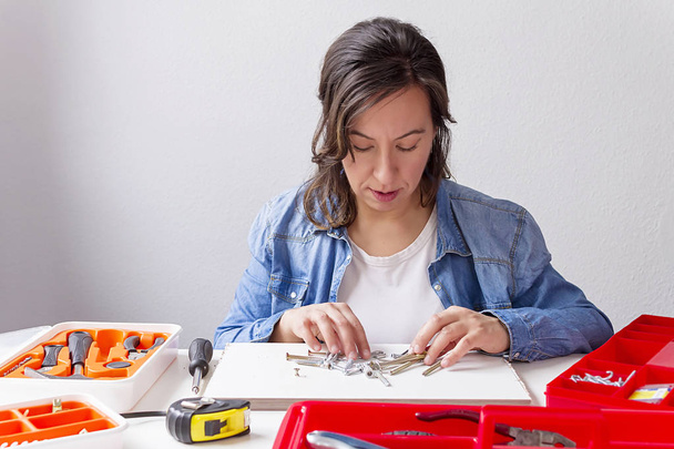 DIY yapmak bir kadın evde çalışıyor - Fotoğraf, Görsel