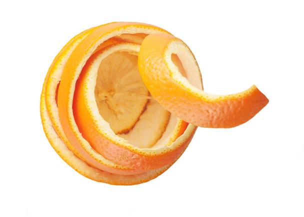Beyaz arka plan üzerinde izole bir spiral şeklinde portakal kabuğu - Fotoğraf, Görsel