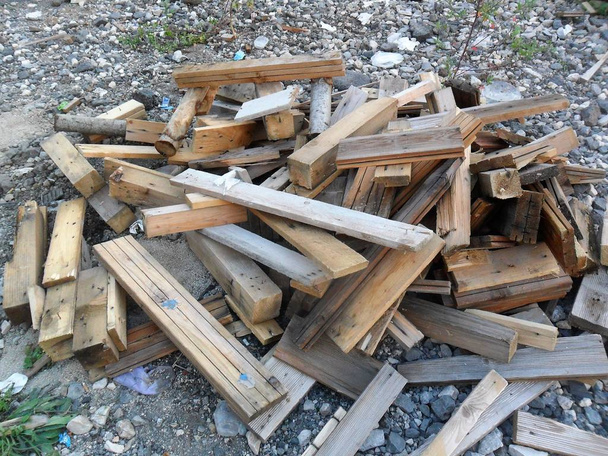 Деревянная стопка, используемая для строительства
 - Фото, изображение