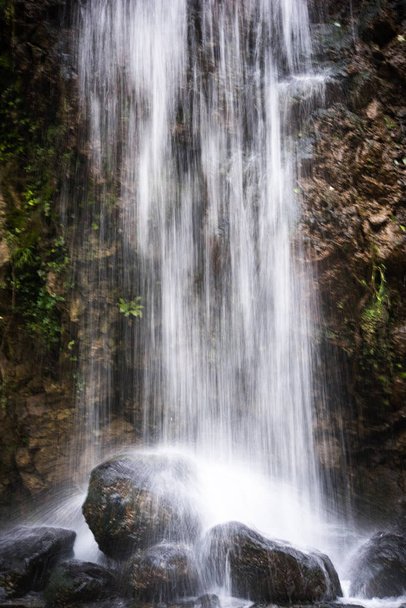 водопад, текущий с горы
 - Фото, изображение