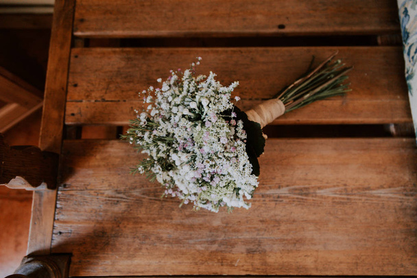 Ahşap bir masa üzerinde rustik buket düğün gelin havadan görünümü - Fotoğraf, Görsel