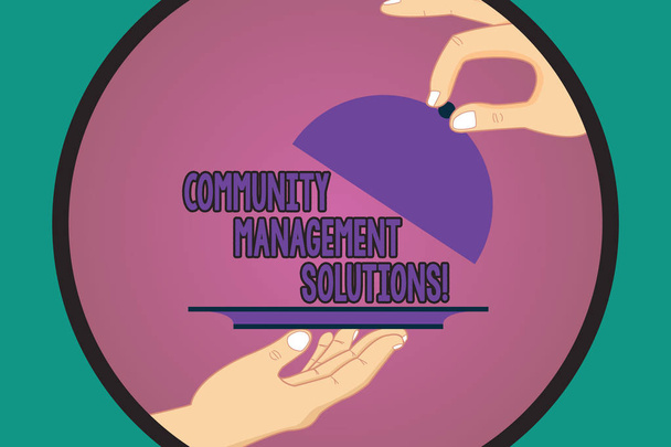 Κείμενο πινακίδα που δείχνει λύσεις διαχείρισης της Κοινότητας. Εννοιολογική φωτογραφία διαχείριση και να συμμετάσχει στην Κοινότητα της μάρκας σας ανάλυση Hu χέρια που εξυπηρετούν δίσκο πιατέλα και να σηκώσετε το κάλυμμα μέσα στον κύκλο χρώμα. - Φωτογραφία, εικόνα