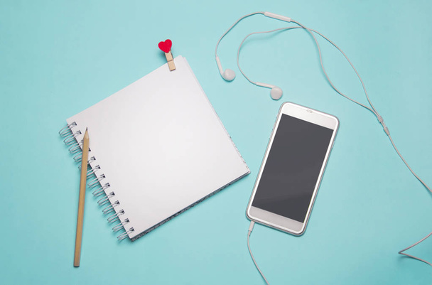 a notebook and a smartphone with headphones - Fotoğraf, Görsel