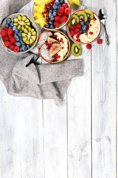 mísu s ovocem. Miska zdravého ovocného salátu na rustikální pozadí - Fotografie, Obrázek