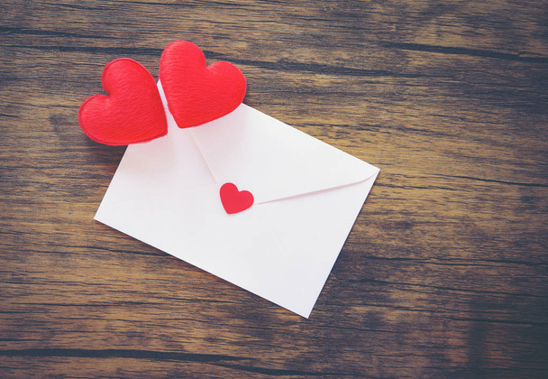 Ημέρα του Αγίου Βαλεντίνου κάρτα ρομαντικό / φάκελος αλληλογραφίας αγάπη επιστολή κάρτα ημέρα του Αγίου Βαλεντίνου με κόκκινη καρδιά αγάπη έννοια - πρόσκληση κάρτα γάμου σε ξύλο ιστορικό χώρο αντίγραφο κάτοψη  - Φωτογραφία, εικόνα
