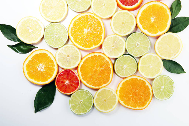 オレンジ、レモン、グレープ フルーツ、白地にライムの柑橘系の果物. - 写真・画像