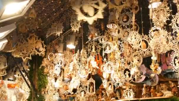 Figuras de madera con temas religiosos navideños balanceándose en el viento. Juguetes de madera de Navidad como decoración para Navidad y Año Nuevo
 - Imágenes, Vídeo