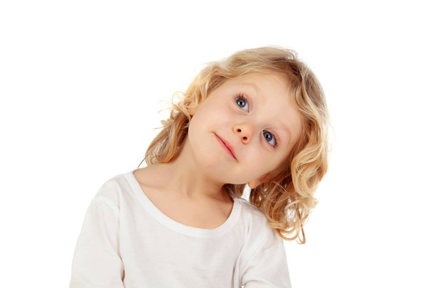 Kaunis pieni lapsi etsii ylös eristyksissä valkoisella taustalla
 - Valokuva, kuva