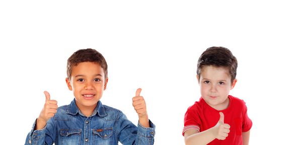 Dos niños graciosos diciendo Ok aislado sobre un fondo blanco
 - Foto, Imagen