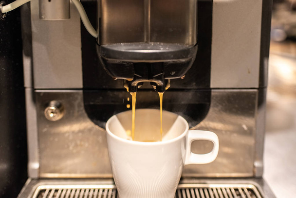 Endüstriyel kahve sütlü bir kahve hazırlama makinesi. - Fotoğraf, Görsel