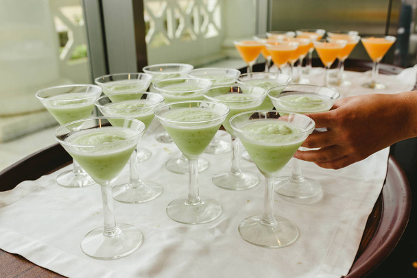 Molti bicchieri da gelato pronti per essere serviti da un cameriere durante un matrimonio
. - Foto, immagini