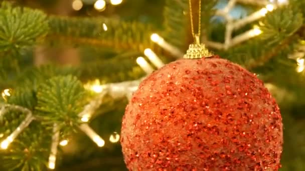 赤い色の美しいスタイリッシュなクリスマス ツリー グッズ ボールは、ビューをすぐにクリスマス ツリーにハングアップする.年末年始、クリスマスの装飾. - 映像、動画