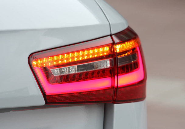Активированная задняя лампа на современном роскошном автомобиле - Фото, изображение