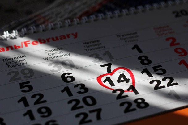 Calendário com a data de 14 de fevereiro Dia dos Namorados com marca de coração vermelho - Foto, Imagem