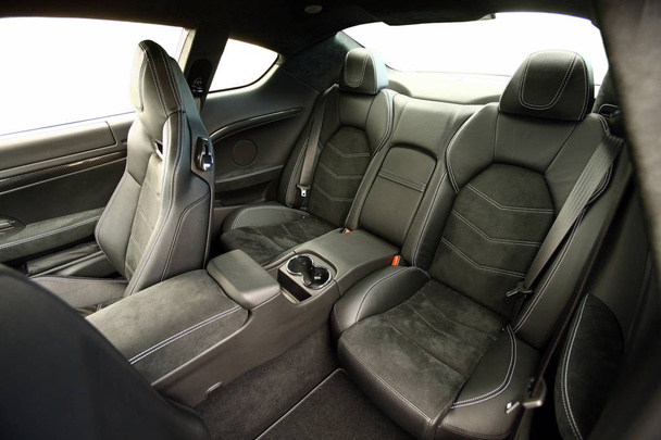 Zadní sedadla čalouněná kůží v velké luxusní sportovní automobil - Fotografie, Obrázek