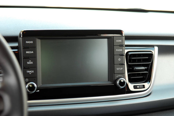 現代の車のダッシュボード上のスクリーンマルチメディアシステム - 写真・画像