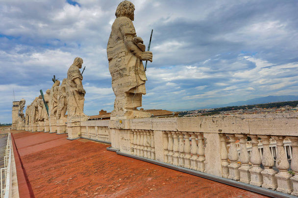 вид сзади скульптур на крыше базилики Святого Петра
 - Фото, изображение
