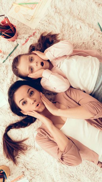 Fun with Daughter. Kids Home Games. Rest at Home. Child Development. Mom and Daughter Play. Happy Mom and Child in Pajamas. Girl and Mother Lie on Carpet. Colour Pencils. Surprised Mom and Daughter. - Fotoğraf, Görsel