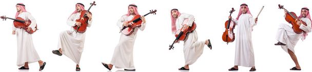 Hombre árabe tocando violonchelo aislado en blanco
  - Foto, Imagen
