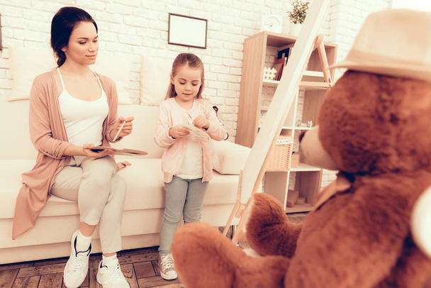 Fun with Daughter. Kids Home Games. Drawing with Pencils. Child Development. Mom and Daughter Play. Girl and Mother Paint Colors. Colour Pencils. Mom and Daughter Draw on Easel. Draw Bear on Paper. - Fotoğraf, Görsel