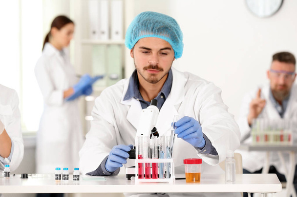 Cientista do sexo masculino a trabalhar à mesa em laboratório. Investigação e análise
 - Foto, Imagem