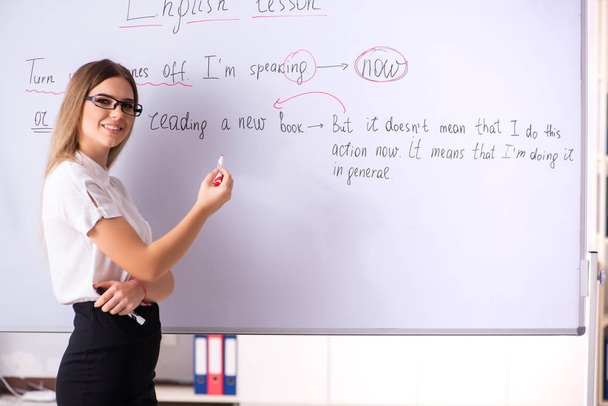 junge Englischlehrerin steht vor dem b - Foto, Bild
