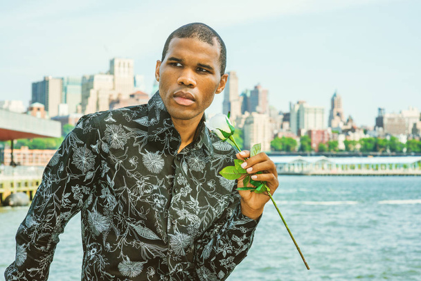 Američan Afričana muž s jizvou na hlavě hledají lásku v New Yorku, drží bílá růže, čeká na vás. Koncepce s realitou, nahoru a dolů, sebejistý, sebevědomí, sebedůvěru a úspěch - Fotografie, Obrázek