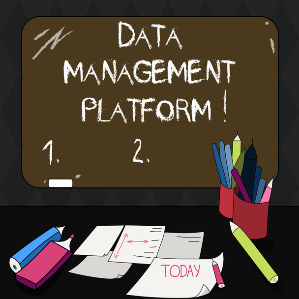 Szöveg jel mutatja a Data Management Platform. Fogalmi fotó típusú központosított tech platform, amely összegyűjti adatok csatlakoztatott üres színes tábla, Kréta és írásban eszközök lap Desk. - Fotó, kép