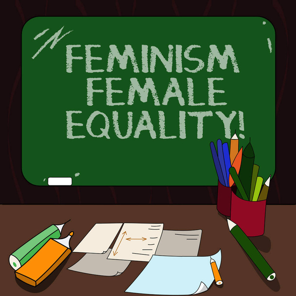 Slovo psaní textu feminismus ženské rovnosti. Obchodní koncept pro prosazování žen s je práva na rovnost pohlaví namontován prázdné barevné tabule s křídou a psaní nástroje listy na stole. - Fotografie, Obrázek
