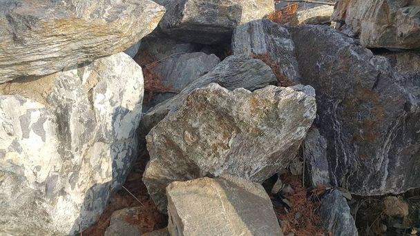 Gros plan de grandes pierres ou rochers installés dans un parc public
 - Photo, image