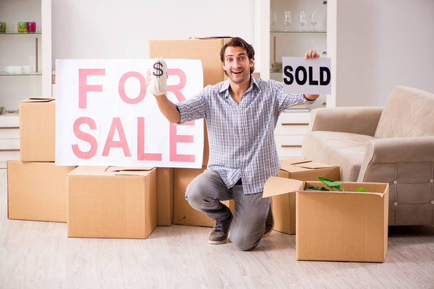 Jeune homme offrant maison à vendre et déménagement
  - Photo, image