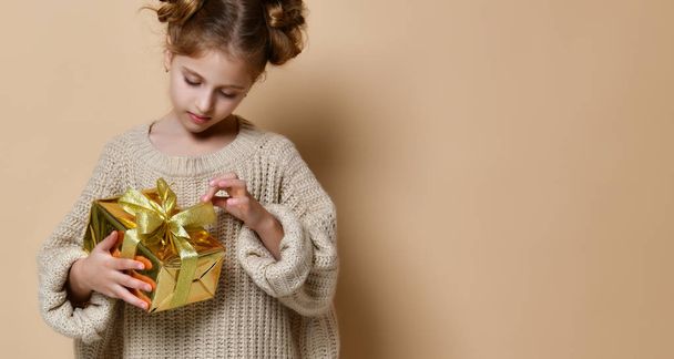 gelukkig kind meisje met doos van de gift - Foto, afbeelding