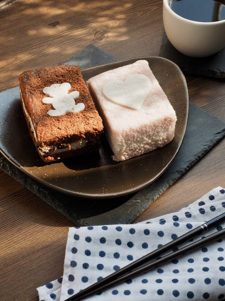  Korejské jídlo čokoládové rýže dort a jahodový rýžový koláč a kávu - Fotografie, Obrázek