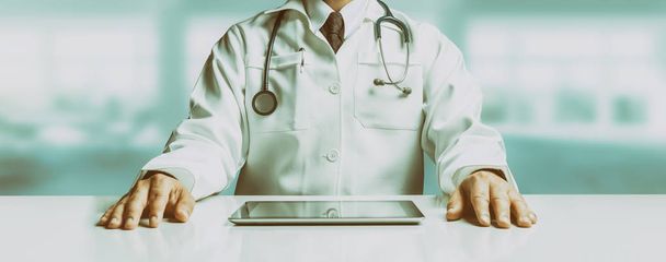 Lekarz siedzi przy stole z komputera typu tablet w szpitalu office. Medyczne usługi medyczne personel i lekarz. - Zdjęcie, obraz