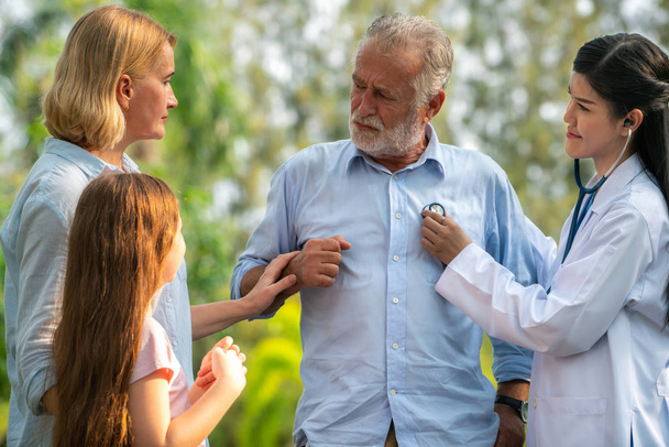Feliz familia sana y médico hablando en el parque. Concepto de servicio de personal sanitario y médico
. - Foto, imagen
