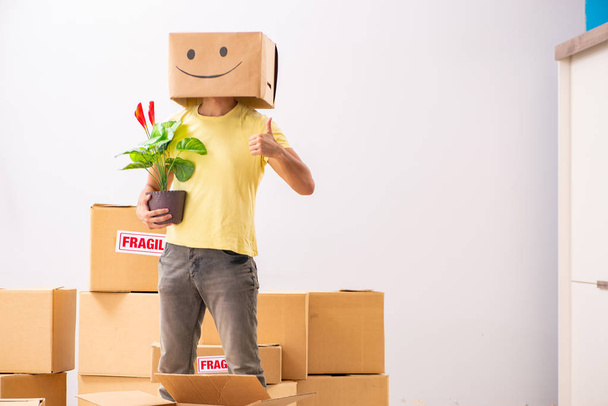 Hombre feliz con caja en lugar de su cabeza
  - Foto, imagen