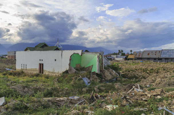серьезный ущерб от землетрясения и стихийных бедствий в деревне Петобо, город Палу, Центральный Сулавеси, Индонезия
 - Фото, изображение