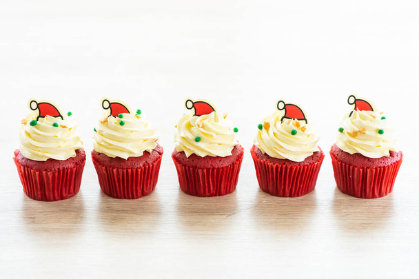 Sweet dessert with cupcake red velvet and chocolate christmas hat on top - Foto, Imagem
