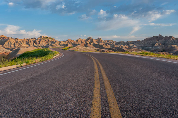 Δρόμος περνά μέσα από το εθνικό πάρκο Badlands - Φωτογραφία, εικόνα