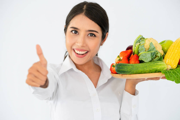 Vrouw voedingsdeskundige presenteren dieet eten van groenten en fruit voor cholesterol besturingselement weergegeven: bewustmakings- en preventie van hart-en vaatziekten. Gezond eten en goede voeding concept. - Foto, afbeelding