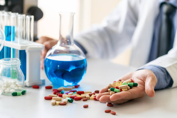 Bunte Medikamentenpillen und Tabletten im Pharmalabor. Konzept der medizintechnischen Forschung und Entwicklung zur zukünftigen Heilung von Krankheiten. - Foto, Bild