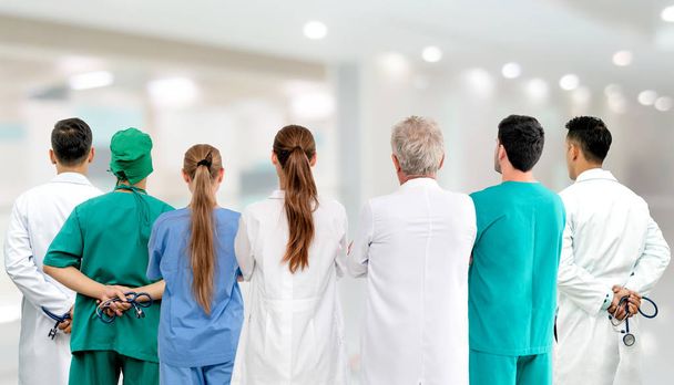 Sağlık Meslek takım çalışması ve Doktor hizmet anlayışı - Uluslararası Medikal Kadro grubun doktorlar, hemşireler ve cerrah uzmanı Stetoskoplar hastanede ayakta. - Fotoğraf, Görsel