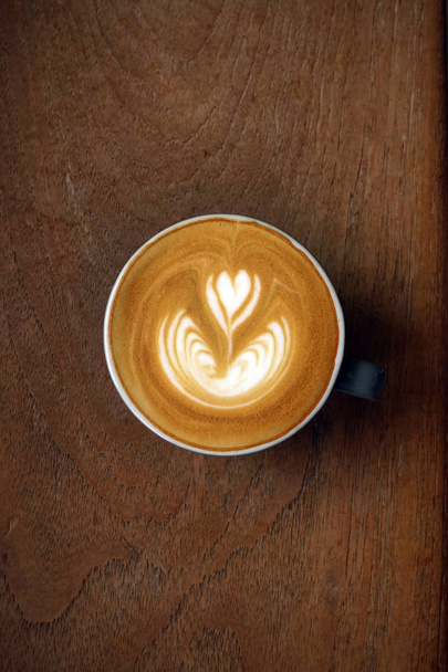 чашка латте художньої кави на дерев'яному фоні
 - Фото, зображення
