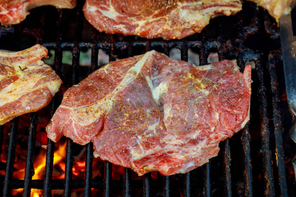 Sığır eti biftek ızgara rendeleyin, alevler mangal ve ızgara, lezzetli yemek. - Fotoğraf, Görsel